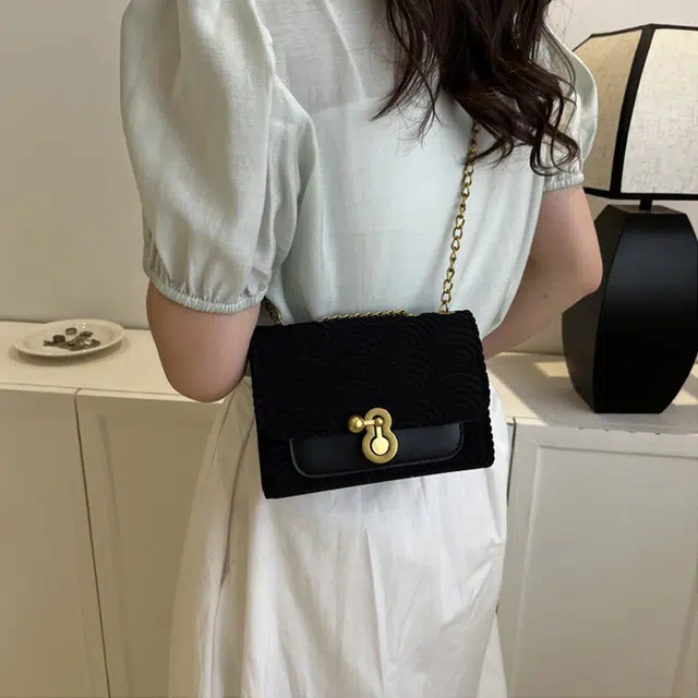 草丛喵喵喵 潮流百搭女款小方包 简约小众设计时尚 质感链条单肩斜挎包纯色锁扣 绒面革 常规 黑色/白色/粉色