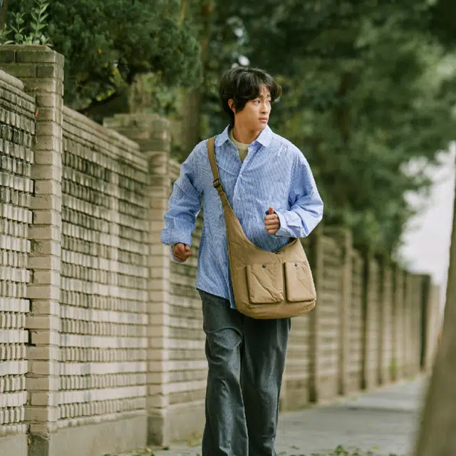 草丛喵喵喵 休闲多功能单肩时尚 尼龙布斜挎包 男女同款情侣款 米色