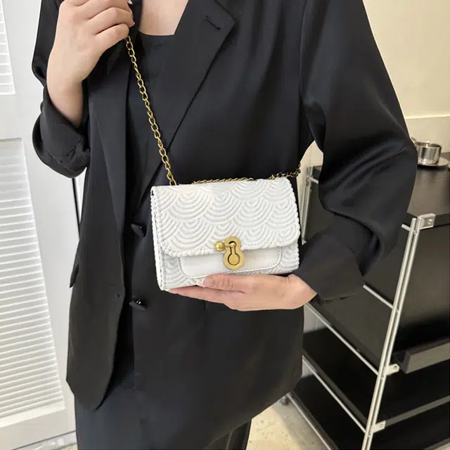 草丛喵喵喵 潮流百搭女款小方包 简约小众设计时尚 质感链条单肩斜挎包纯色锁扣 绒面革 常规 黑色/白色/粉色
