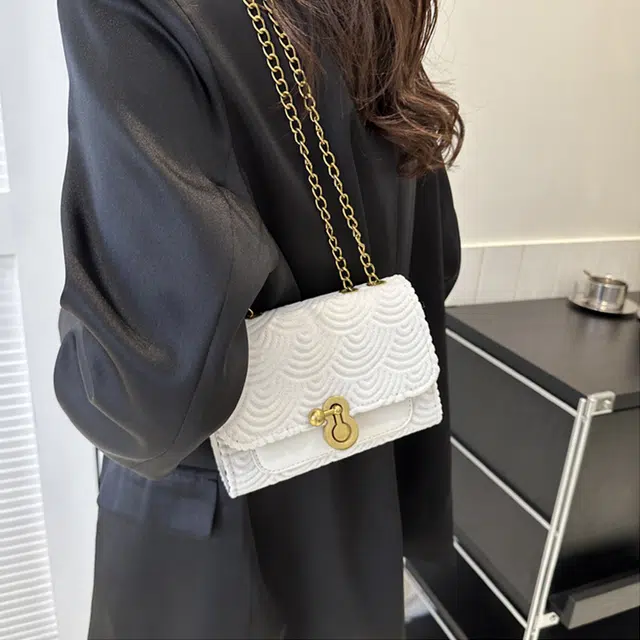 草丛喵喵喵 潮流百搭女款小方包 简约小众设计时尚 质感链条单肩斜挎包纯色锁扣 绒面革 常规 黑色/白色/粉色