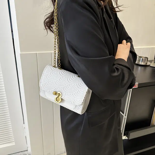 草丛喵喵喵 潮流百搭女款小方包 简约小众设计时尚 质感链条单肩斜挎包纯色锁扣 绒面革 常规 黑色/白色/粉色