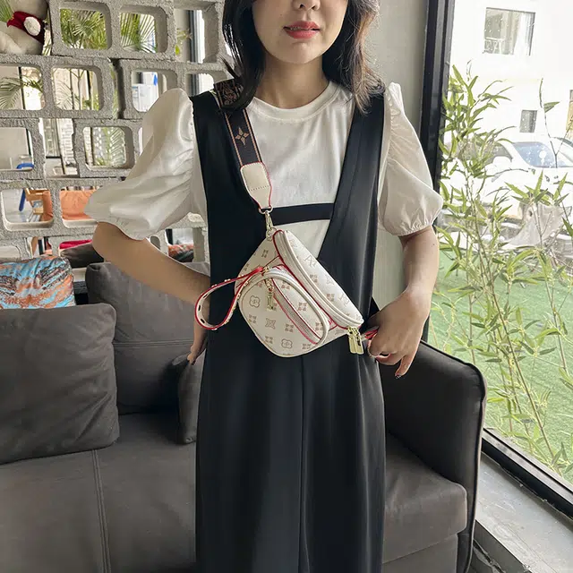 草丛喵喵喵 休闲经典时尚百搭潮流 尼龙布 胸包 男女同款情侣款 黑色