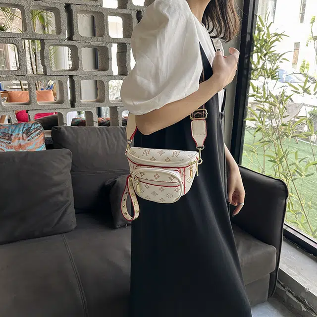 草丛喵喵喵 休闲经典时尚百搭潮流 尼龙布 胸包 男女同款情侣款 黑色
