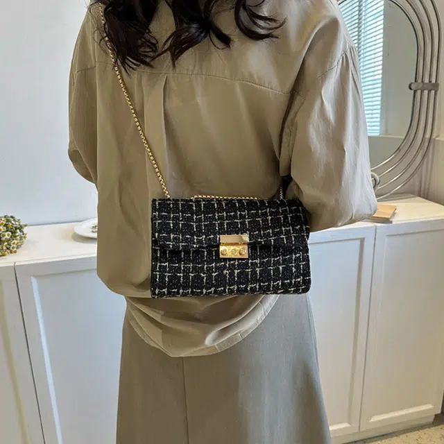 草丛喵喵喵 时尚温柔百搭 女款 锁扣气质简约链条腋下包 高级质感 斜挎单肩包 织物常规  黑色/白色/红色