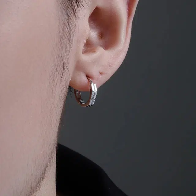 925