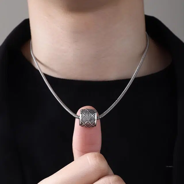 925