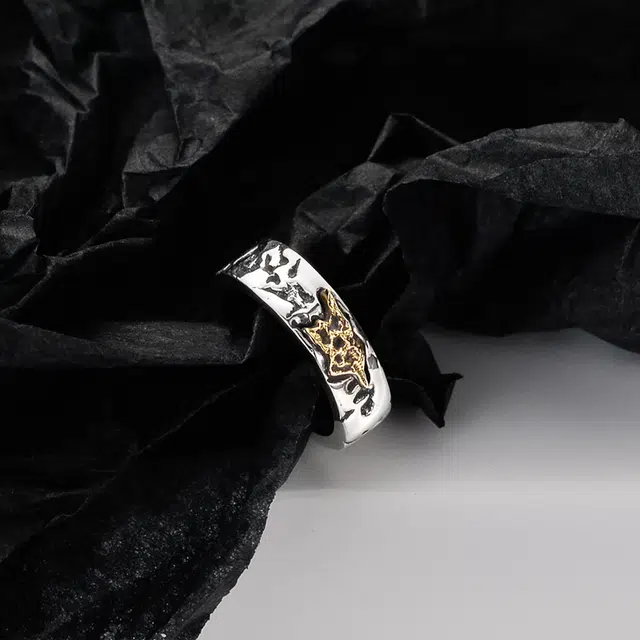 925