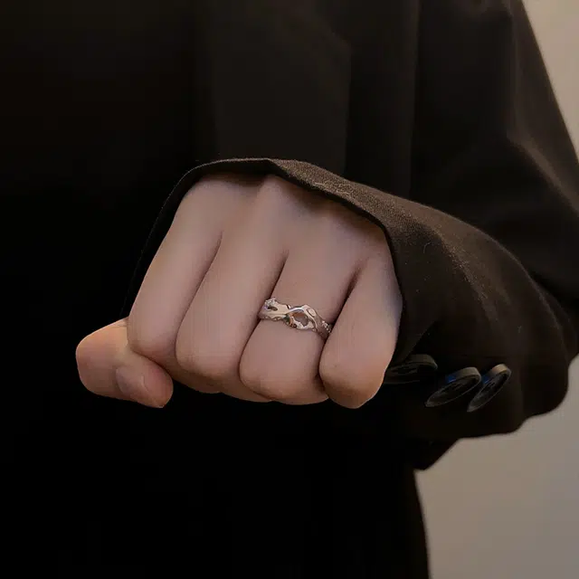 925