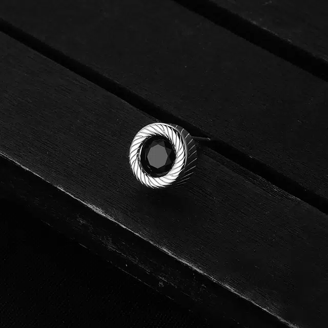 925