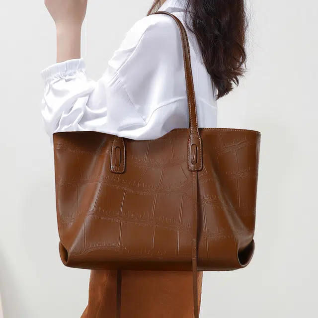 COMELY Tote