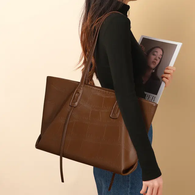 COMELY Tote