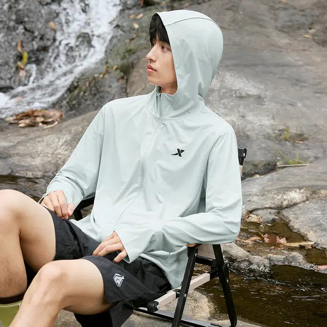 特步 综训系列 运动休闲简约纯色连帽透气 防紫外线防晒服 男款 云峰灰