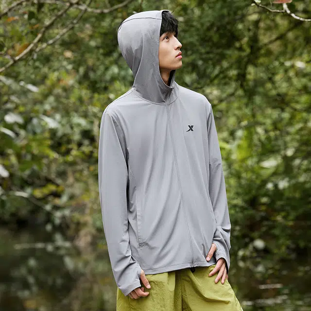 特步 综训系列 运动休闲简约纯色连帽透气 防紫外线防晒服 男款 泥土灰