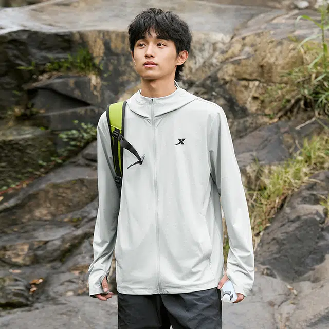 特步 综训系列 运动休闲简约纯色连帽透气 防紫外线防晒服 男款 云峰灰