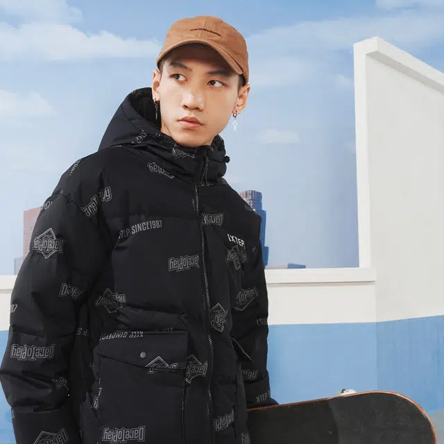 特步 运动生活系列 秋冬潮流时尚三防防水防风远红外升温休闲满印涂鸦字母户外连帽外套羽绒服 男女同款