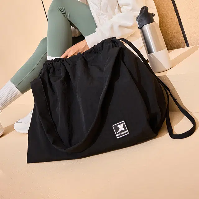 特步 日系休闲运动出行 织物 斜挎包 男女同款情侣款 黑色