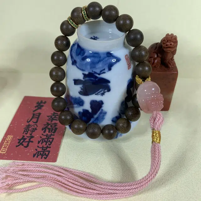 仙沐坊 盐源貔貅吞金兽 时来运转转运隔片珠 奶香醇厚 沉香木 名贵木作手串 女款