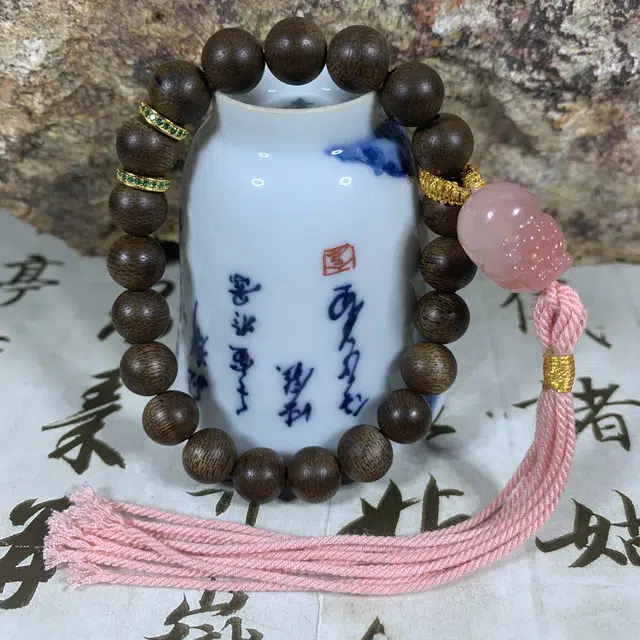 仙沐坊 盐源貔貅吞金兽 时来运转转运隔片珠 奶香醇厚 沉香木 名贵木作手串 女款
