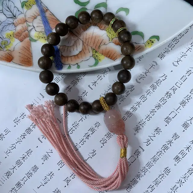 仙沐坊 盐源貔貅吞金兽 时来运转转运隔片珠 奶香醇厚 沉香木 名贵木作手串 女款