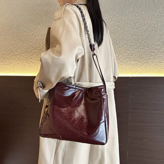 都宝路 纯色休闲质感简约日常通勤时尚百搭 合成革 手提单肩包 常规 女款 安哥拉红/黑色
