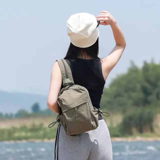 意酷 轻便高颜值旅行百搭通勤 尼龙 双肩包 常规 男女同款情侣款 多色