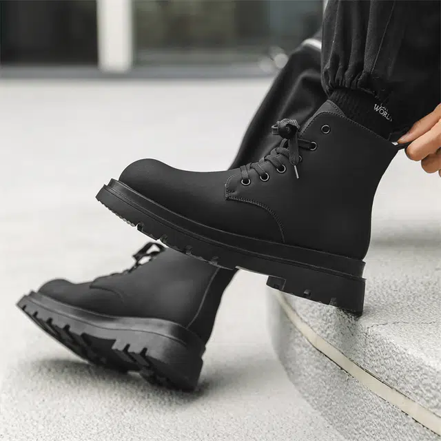 健休 二层牛皮 商务潮流简约 中筒 马丁靴 男款 黑色