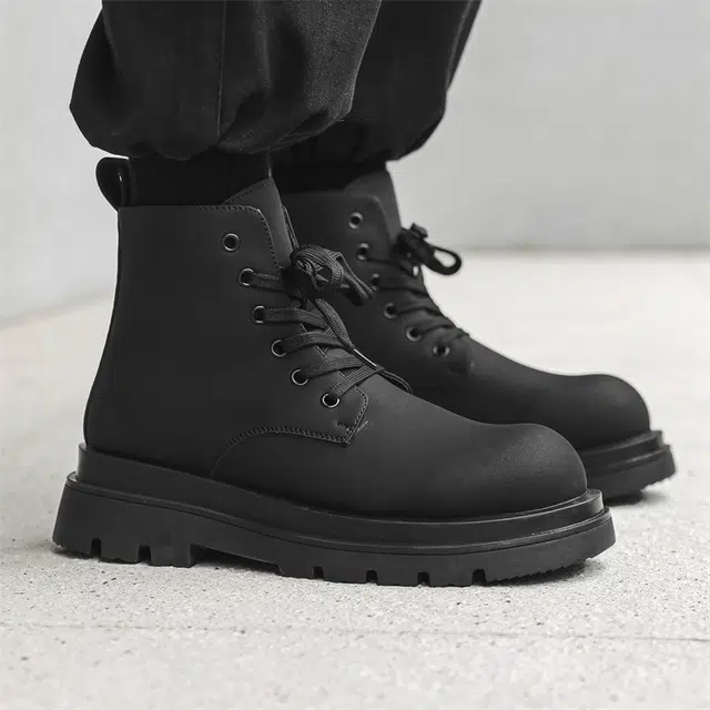 健休 二层牛皮 商务潮流简约 中筒 马丁靴 男款 黑色