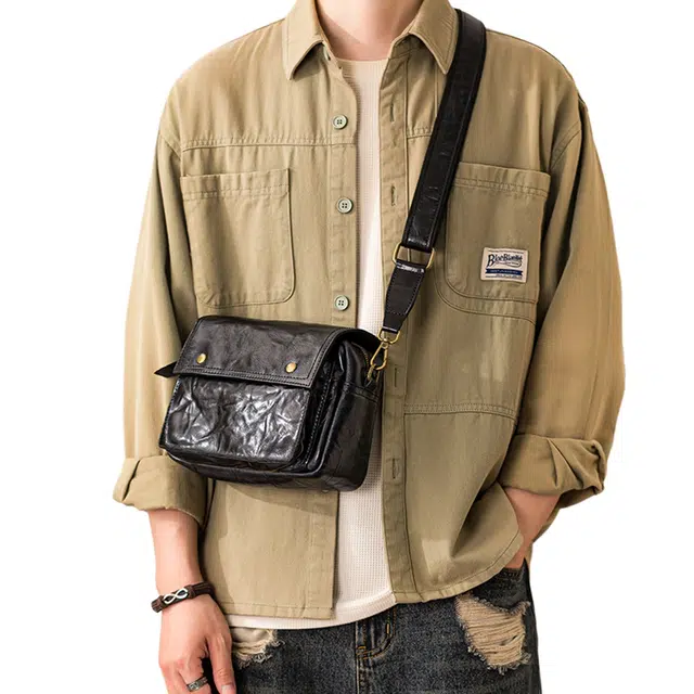 后步 通勤休闲 做旧褶皱复古简约个性百搭青年潮流实用经典 真皮头层牛皮 斜挎单肩包 小号 男女同款情侣款 黑色