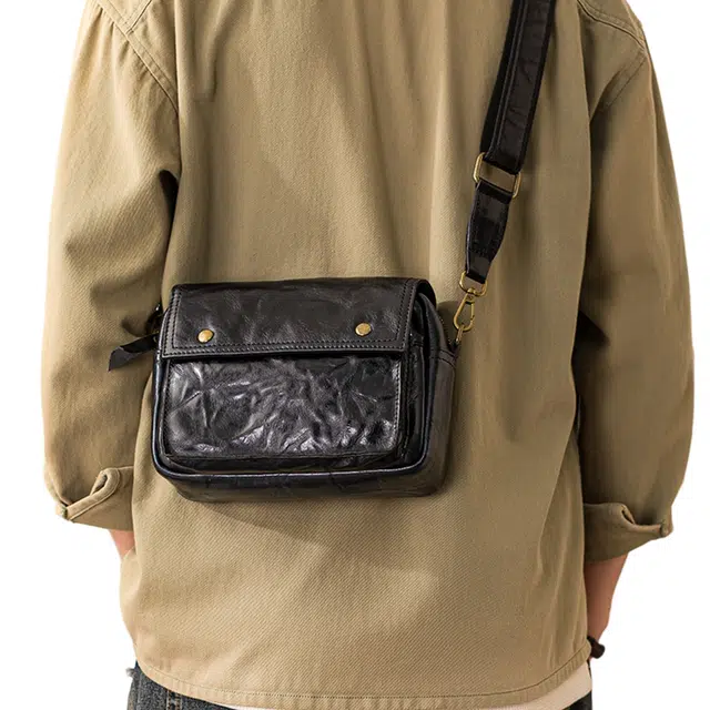 后步 通勤休闲 做旧褶皱复古简约个性百搭青年潮流实用经典 真皮头层牛皮 斜挎单肩包 小号 男女同款情侣款 黑色