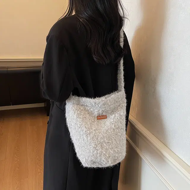 三只小鸭 简约时尚潮流设计水桶包 毛绒 斜挎单肩包 女款 灰色/白色/咖色