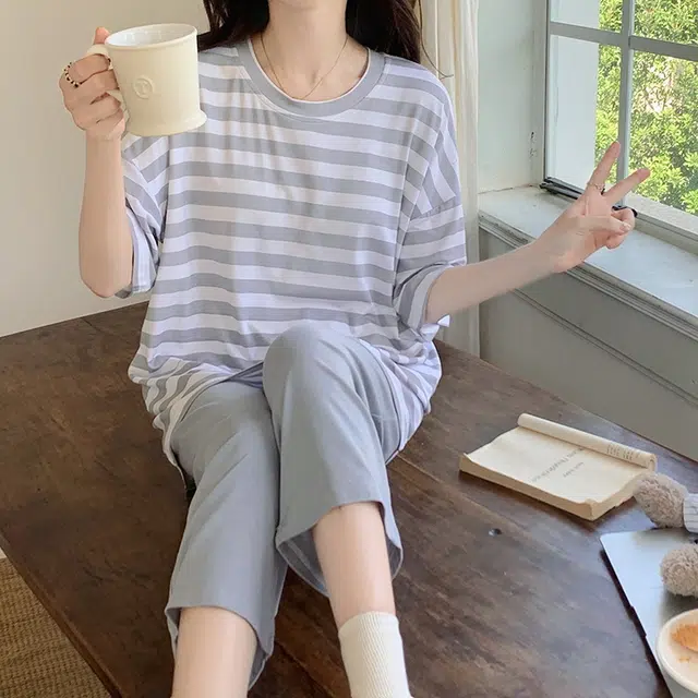 花季的故事 舒适休闲带胸垫圆领短袖松紧腰七分裤睡衣套装 女款 灰白条纹