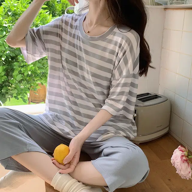 花季的故事 舒适休闲带胸垫圆领短袖松紧腰七分裤睡衣套装 女款 灰白条纹