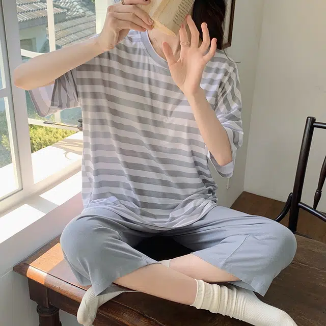 花季的故事 舒适休闲带胸垫圆领短袖松紧腰七分裤睡衣套装 女款 灰白条纹