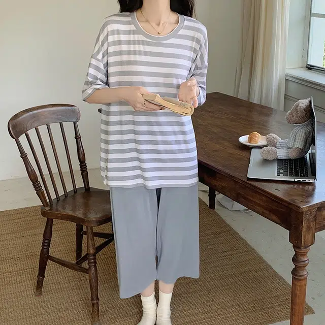 花季的故事 舒适休闲带胸垫圆领短袖松紧腰七分裤睡衣套装 女款 灰白条纹