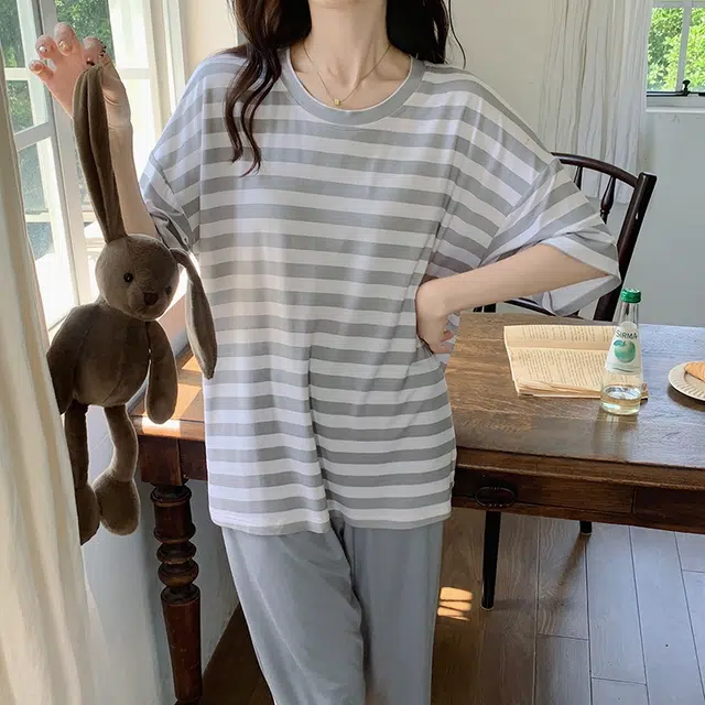 花季的故事 舒适休闲带胸垫圆领短袖松紧腰七分裤睡衣套装 女款 灰白条纹