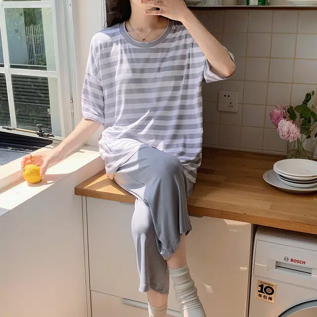 花季的故事 舒适休闲带胸垫圆领短袖松紧腰七分裤睡衣套装 女款 灰白条纹