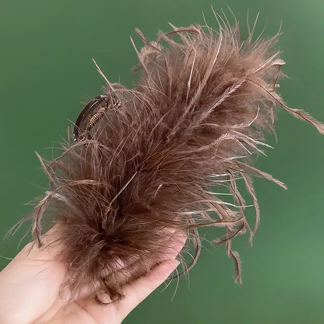 左欧 咖色羽毛抓夹 高级感大号鲨鱼夹子 毛毛绒 亚克力 发夹 女款