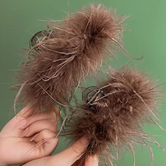 左欧 咖色羽毛抓夹 高级感大号鲨鱼夹子 毛毛绒 亚克力 发夹 女款