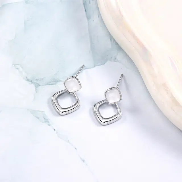 925