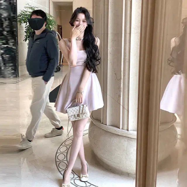 哒头下雨不愁 高级温柔法式合身纯色方领长款气质吊带连衣裙 女款