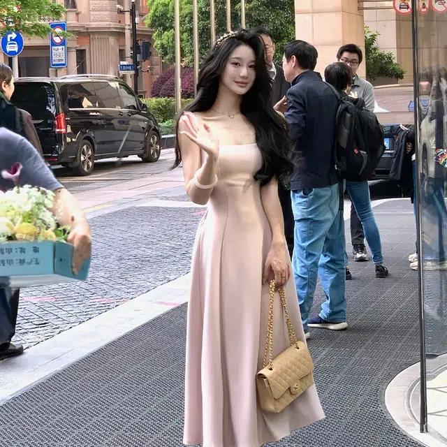哒头下雨不愁 高级温柔法式合身纯色方领长款气质吊带连衣裙 女款