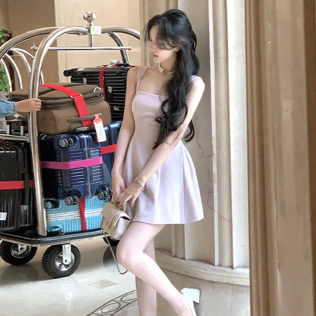 哒头下雨不愁 高级温柔法式合身纯色方领长款气质吊带连衣裙 女款