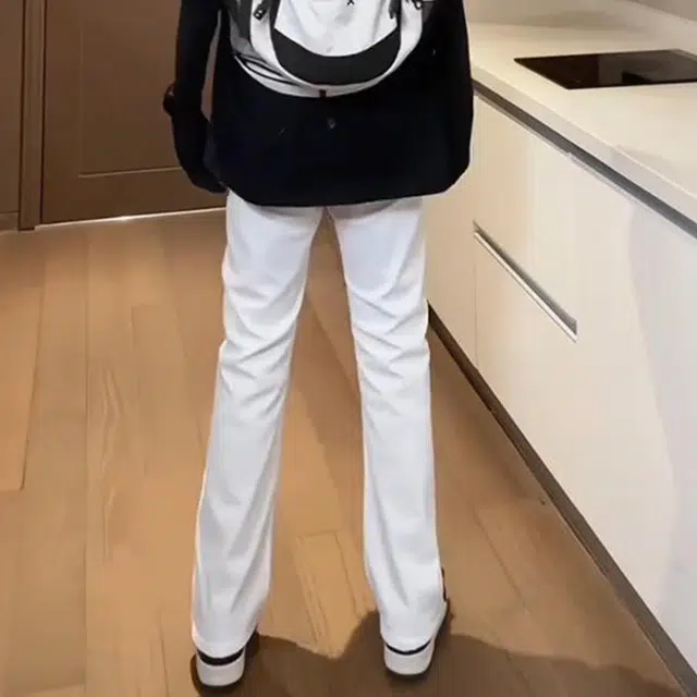 华夏儿女 美式微喇弯刀巴黎简约柔感不硬高级感窄版设计舒适亲肤微弹高街中腰出街通勤百搭水洗休闲牛仔裤 男女同款