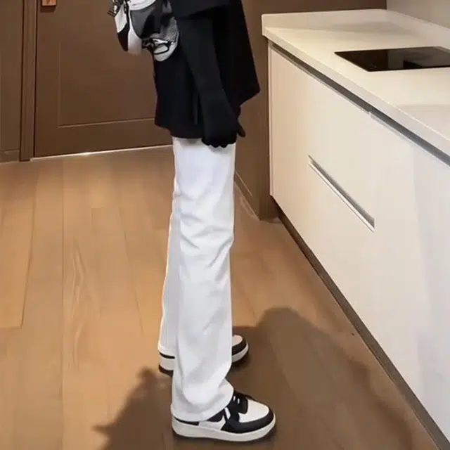 华夏儿女 美式微喇弯刀巴黎简约柔感不硬高级感窄版设计舒适亲肤微弹高街中腰出街通勤百搭水洗休闲牛仔裤 男女同款
