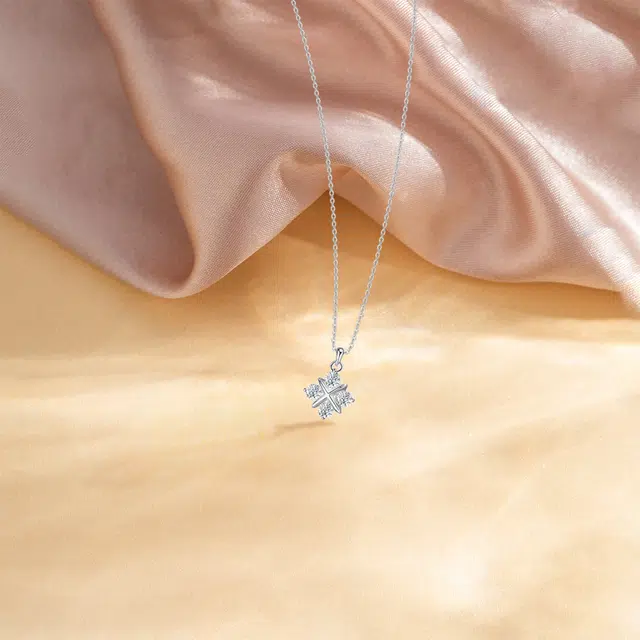 【纯银999】 六桂福珠宝 四叶草 小众设计经典百搭高级感精致简约学生日常时尚轻奢约会通勤温柔气质可调节锁骨链 足银 项链 女款