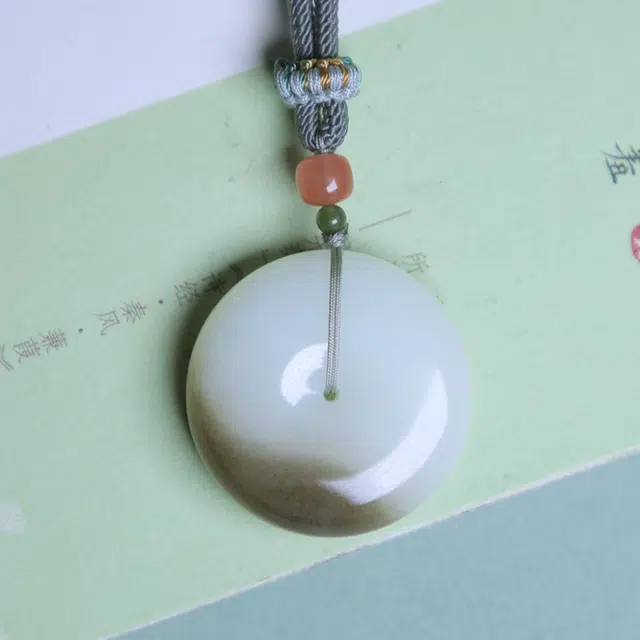 匠心琢玉 国风新潮 新中式 带糖色平安扣吊坠 圆润饱满 和田玉项链 白玉 男女同款情侣款
