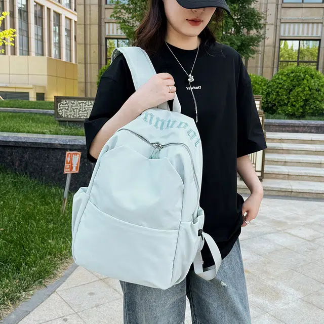 班亚奴 时尚百搭轻便简约 纯色刺绣文艺风背包 初高中大学生上课通勤大容量书包 牛津布 双肩包 男女同款情侣款 黑色/白色/红色/浅蓝色