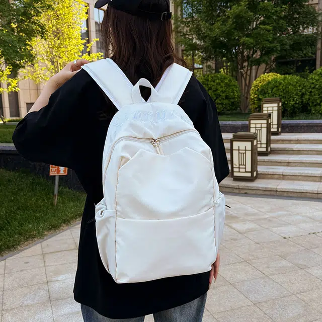 班亚奴 时尚百搭轻便简约 纯色刺绣文艺风背包 初高中大学生上课通勤大容量书包 牛津布 双肩包 男女同款情侣款 黑色/白色/红色/浅蓝色