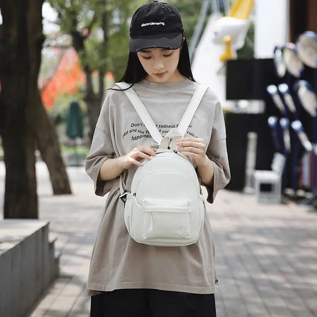 班亚奴 时尚百搭简约轻便 尼龙 双肩包 常规 男女同款情侣款 多色