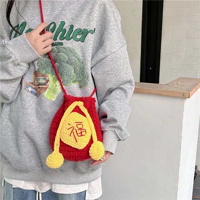 班亚奴 可爱时尚休闲福袋儿童学生百搭旅游出行便携 毛绒 斜挎包单肩包水桶包 女款 红色